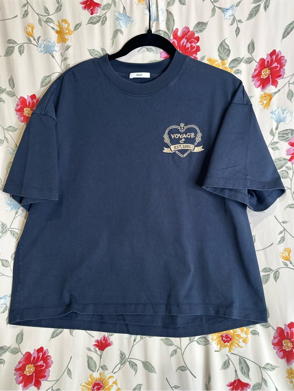 D’ZZIT | Navy Graphic Tee with Heart Crest "Voyage" | Great Condition